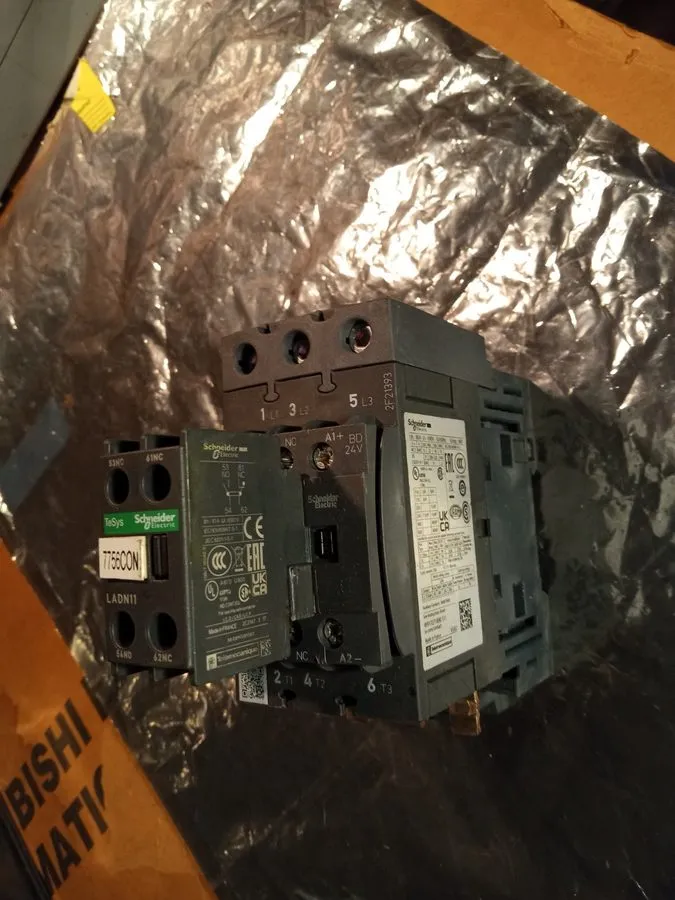 Контактор Schneider LC1D50A 24VDC 3-Pole Contactor w/ LADN11 Aux