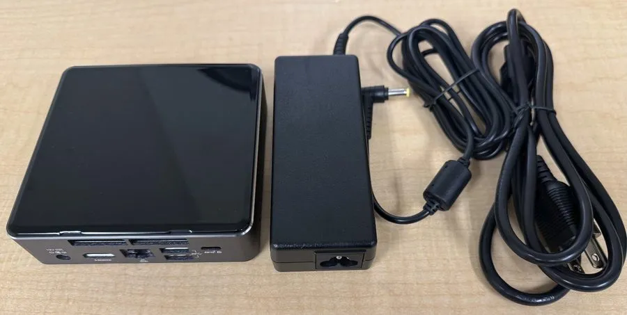 Жёсткий диск Intel NUC NUC7i3BNK Mini PC Core i3-7100U, 8GB RAM, 250GB SSD, Win1