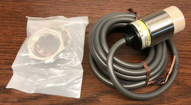 Датчик приближения Omron E2E-X18ME1 Proximity Sensor 12-24VDC 2348