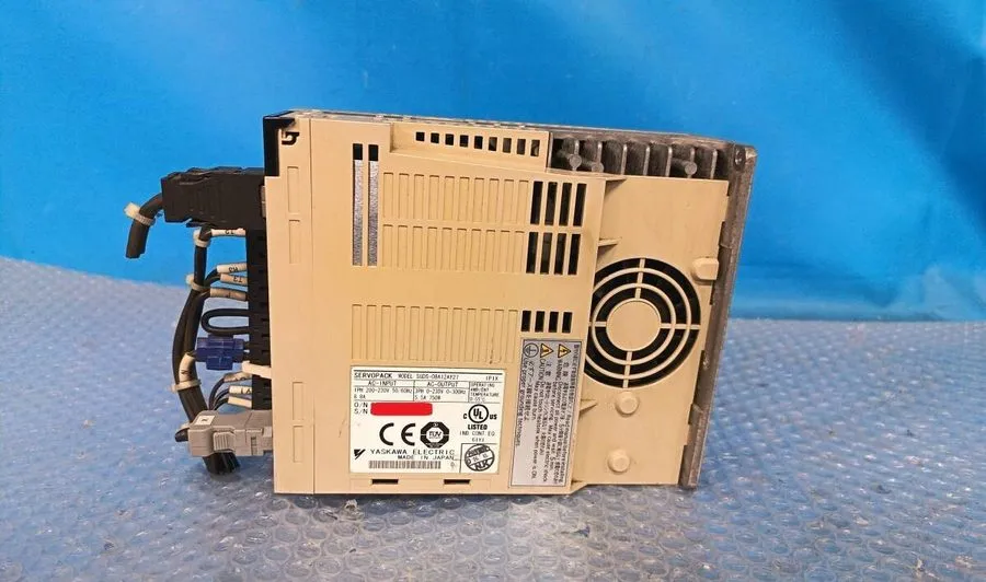 Сервопривод Yaskawa SGDS-08A12AY27 Servopack Drive 3PH 0-230V 5.5A 750W