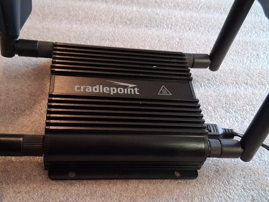 Маршрутизатор Cradlepoint IBR600B-LP4 LTE Wireless Router