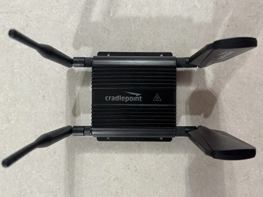 Маршрутизатор Cradlepoint IBR600B-LP4 LTE Wireless Router