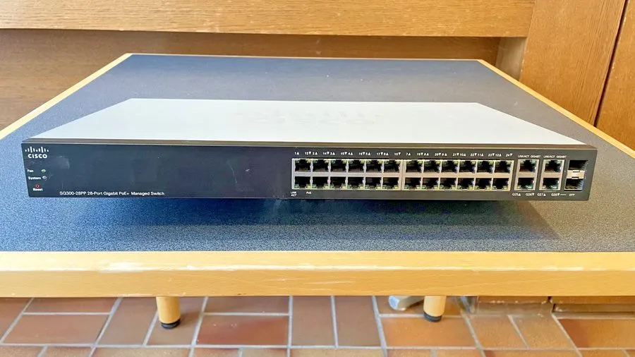 Коммутатор Cisco 28-Port GbE 2xSFP PoE 180W Managed Switch SG300-28P
