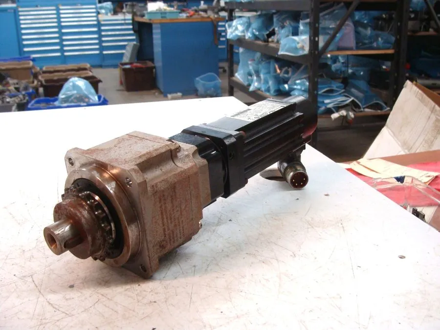 Серводвигатель Allen-Bradley VPL-B0632F-PJ12AA Kinetix VP Low Inertia Servo Moto — фото лота 1
