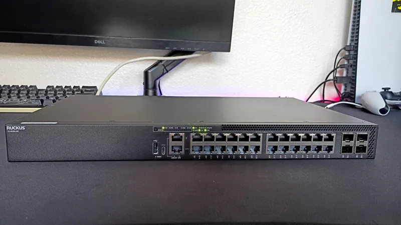 Коммутатор Ruckus commscope ICX8200-24P 24-Port PoE+ Switch 4x25Gb SFP28