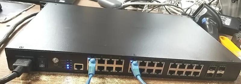 Коммутатор Pakedge SX-24P 24-Port Gigabit Managed PoE+ Ethernet Switch 4- SFP po