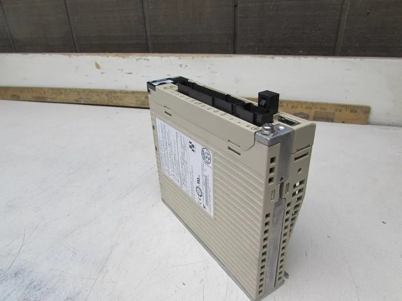Сервопривод YASKAWA SERVOPACK SGDV-R90A11A 200V 100W XLNT TAKEOUT !!