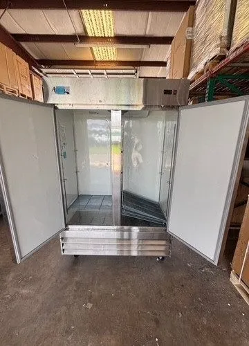 Морозильный шкаф Avantco A-49F-HC 54" Solid Door Reach-In Freezer