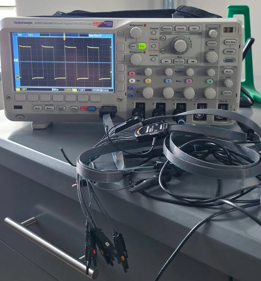 Осциллограф TEKTRONIX MSO2024B 200MHZ 4 CHANNEL 1GS/S MIXED SIGNAL OSCILLOSCOPE — фото лота 1