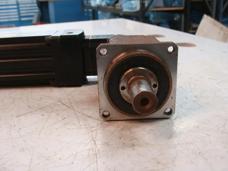 Серводвигатель Allen-Bradley VPL-B0632F-PJ12AA Kinetix VP Low Inertia Servo Moto — фото лота 2