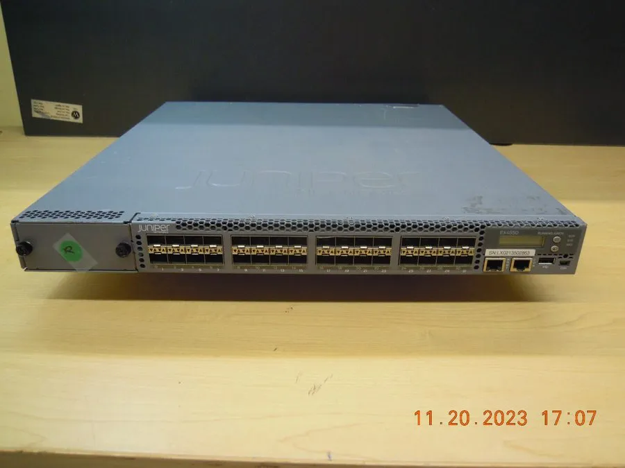 Коммутатор Juniper EX4550-32F-AFI 32-Port 1/10GbE SFP+ & 1 x JPSU-650W-AC-AFI P/