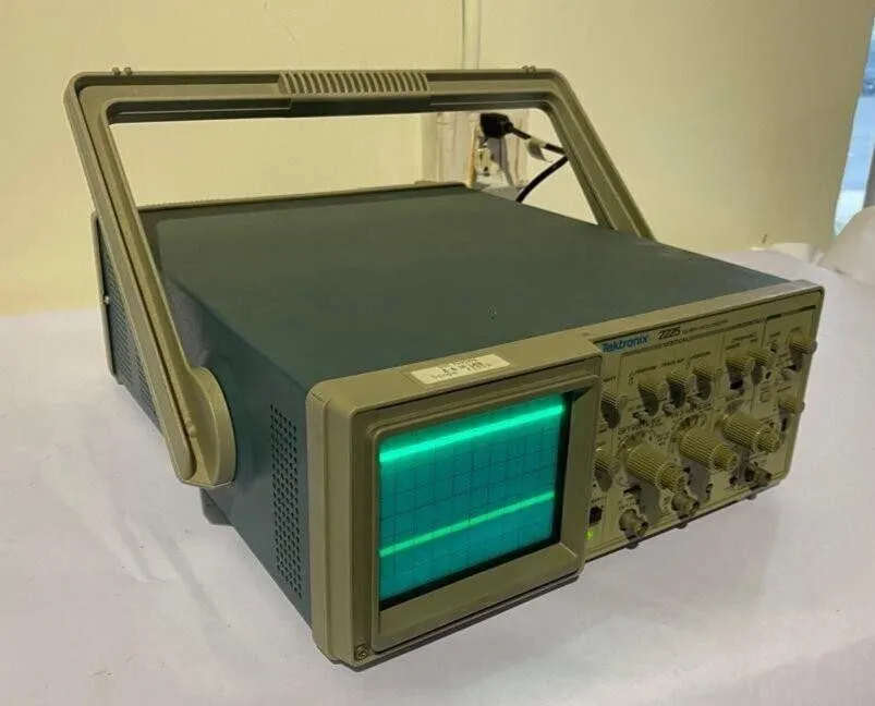 Осциллограф Tektronix 2225 50 MHz 2 Channel Analog Oscilloscope