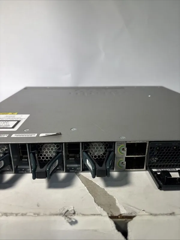 Коммутатор Cisco Catalyst WS-C3850-48T-E 48-Port w/ C3850-NM-4-10G Switch Reset — фото лота 3
