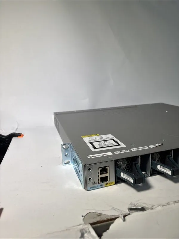 Коммутатор Cisco Catalyst WS-C3850-48T-E 48-Port w/ C3850-NM-4-10G Switch Reset — фото лота 4
