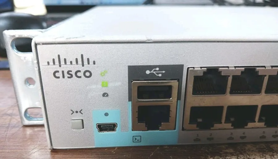 Коммутатор Cisco WS-C2960L-48TS-LL 48-Port Gigabit Ethernet Network Switch Hub — фото лота 2