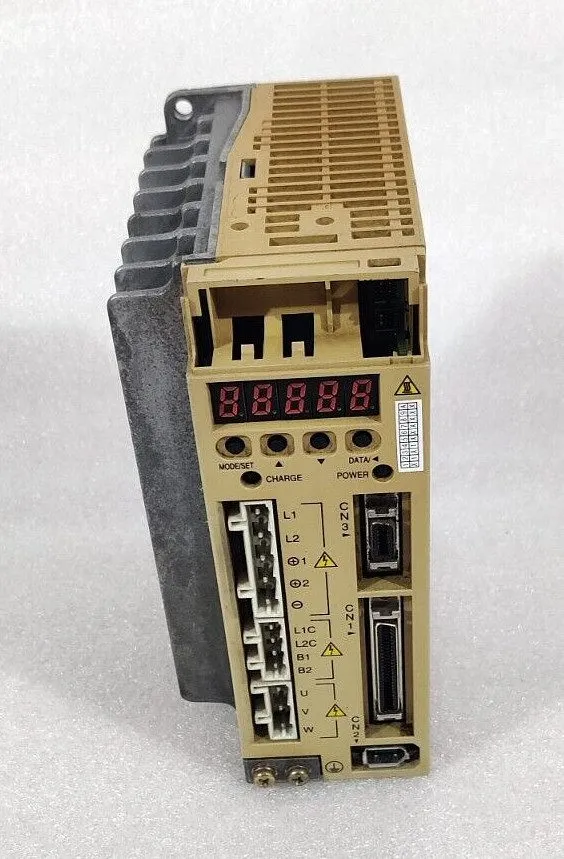 Сервопривод Yaskawa SGDM-04ADA ServoPack Servo Drive 1Ph 230V In 0.4kW 2.8A 300H