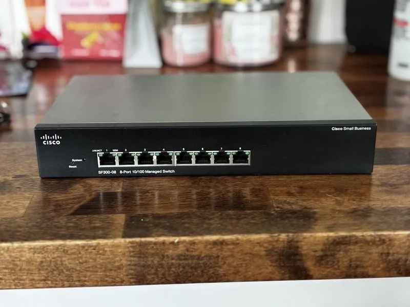 Коммутатор Cisco 8 port 10/100 managed ethernet switch SF300-08 — фото лота 1