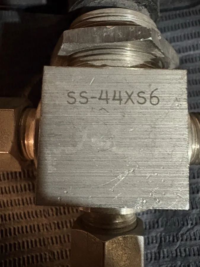 Клапан Whitey Swagelok Stainless 3-Way Ball Valves SS-83XKS4 SS-44XS6