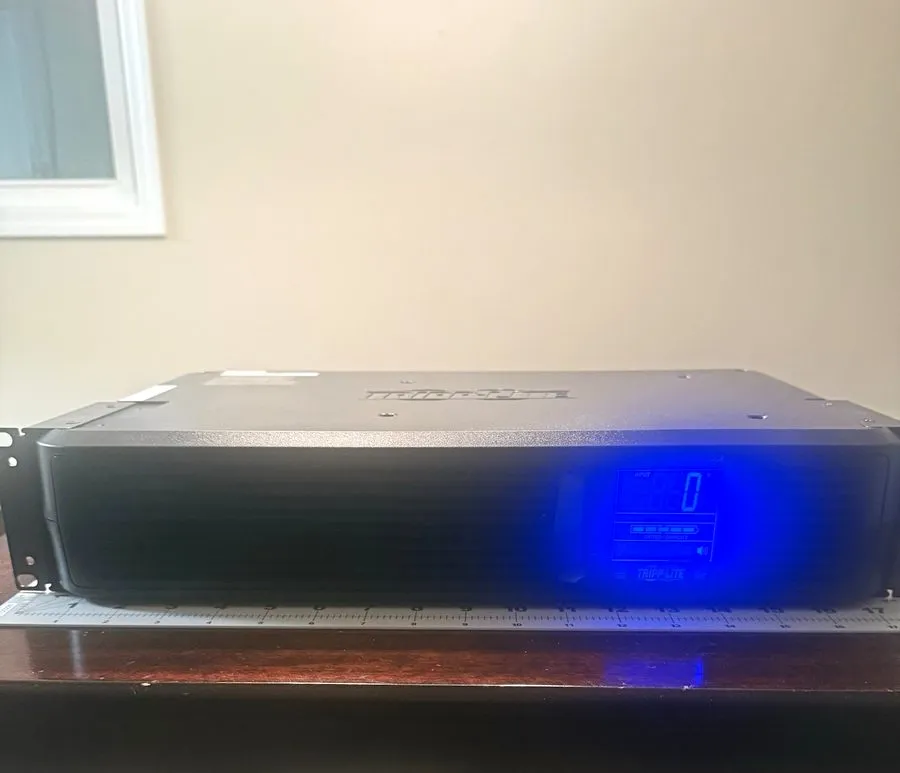 Дисплей Tripp Lite SMART1500LCD 1500VA 900W Rackmount UPS AVR LCD 8 Outlets