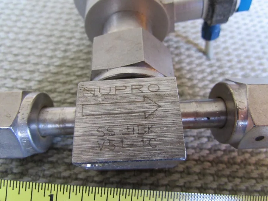 Клапан Swagelok Bellows Sealed Valve SS-4BK-V51-1C, 1/4" Female VCR