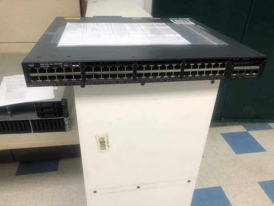 Коммутатор WS-C3650-48FWD-S UNIT FULLY WORKING BUT WITH SFP PORT RETAINING CLIP 