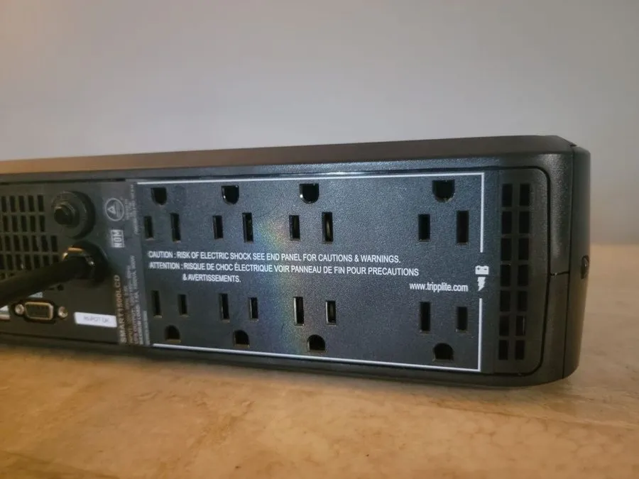 Дисплей Tripp Lite SMART1500LCD 1500VA 900W Rackmount UPS AVR LCD 8 Outlets