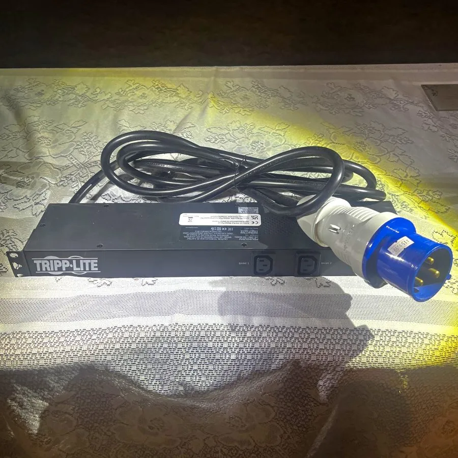 Автоматический выключатель Tripp Lite PDUH32HV 8-Outlet Rackmount PDU 200-240V 3
