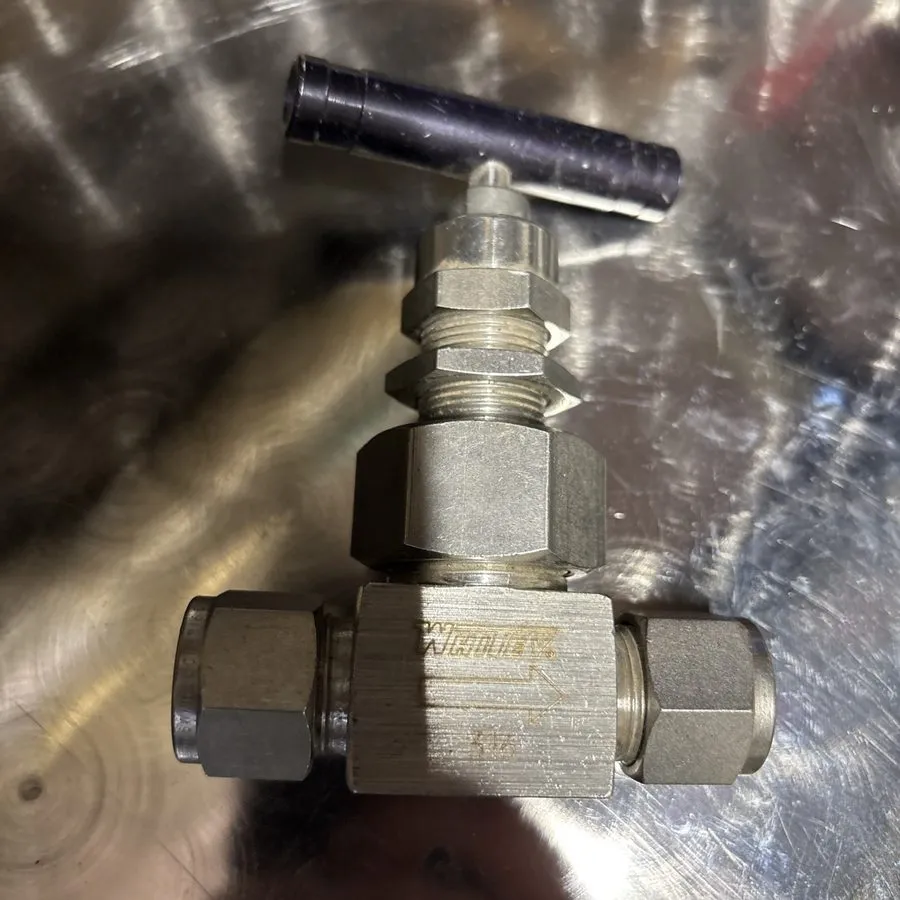 Клапан Swagelok SS-6NBS8 Severe Service Needle Valve w/ Actuator — фото лота 1
