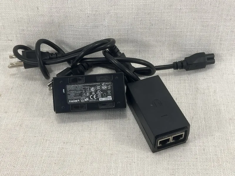 Коммутатор Ubiquiti U-POE-af Switching Gigabit PoE Injector GP-A240-050 — фото лота 1