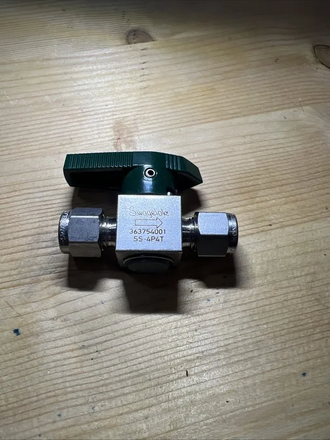 Клапан SWAGELOK SS-4P4T QUARTER TURN PLUG VALVE 1/4" TUBE OD 316SS