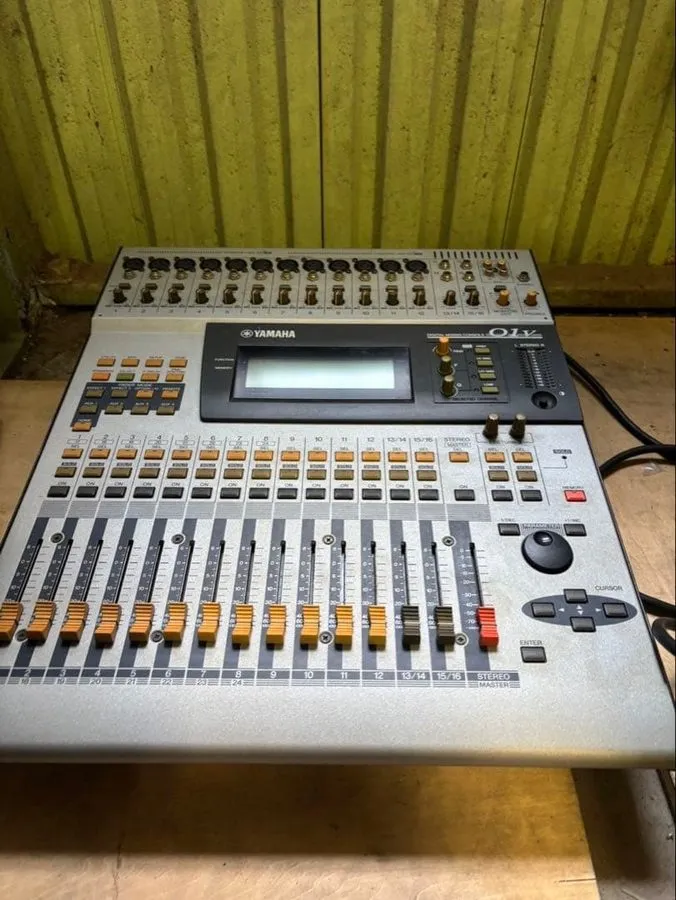 Микшерный пульт YAMAHA digital mixing console O1v (equipped with MY8-AT) — фото лота 2