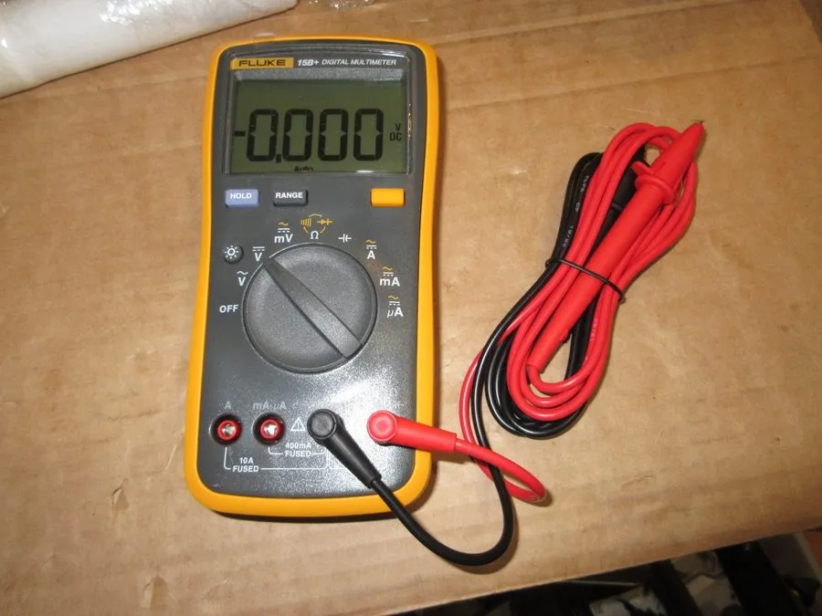 Тестер Fluke 323 True-RMS Digital Clamp Meter, 600V AC & DC Voltage No Leads