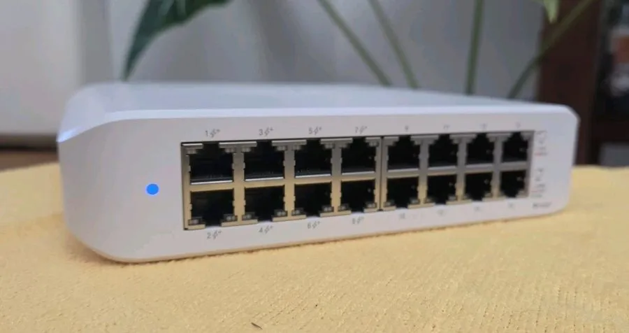 Коммутатор Ubiquiti Networks 45W UniFi 16-Port PoE Switch White (USW-Lite-16-PoE — фото лота 1