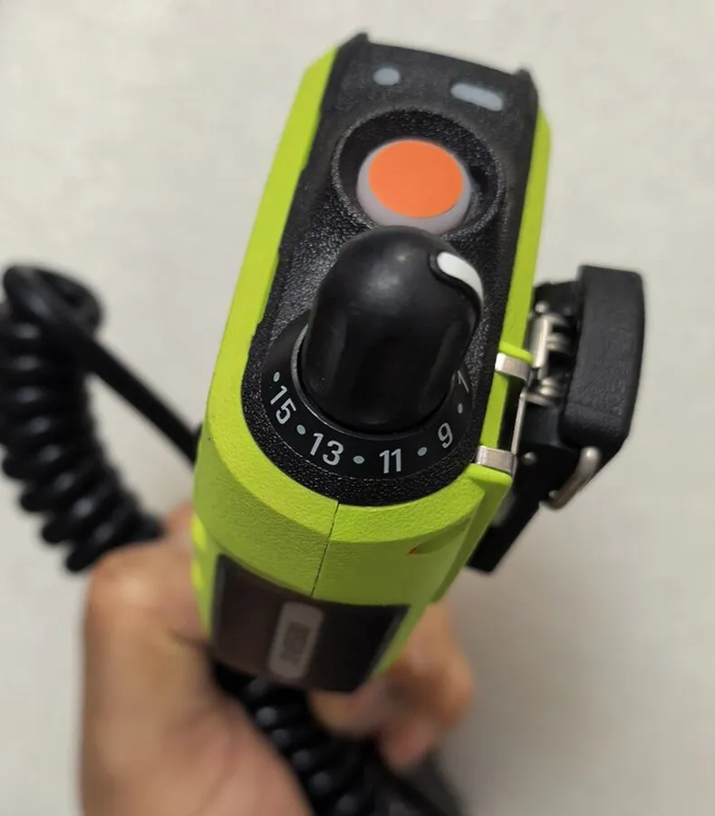 Выносной микрофон Motorola XVE500 PMMN4137 Remote Speaker Mic — фото лота 2