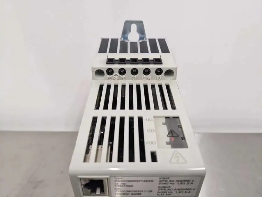 Частотный преобразователь LENZE E84AVBDE3714SX0 13351560 0.37 kW 1.3/1.0 A INVER