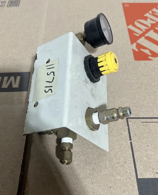 Регулятор давления PARKER 14R113FC AIR PRESSURE REGULATOR 300 PSI W/ WIKA 0-60 P