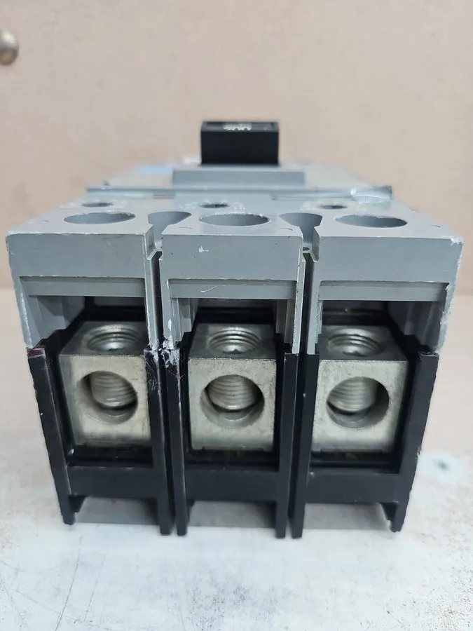 Автоматический выключатель Siemens Sentron 200 Amp Circuit Breaker 3 Pole 600 VA