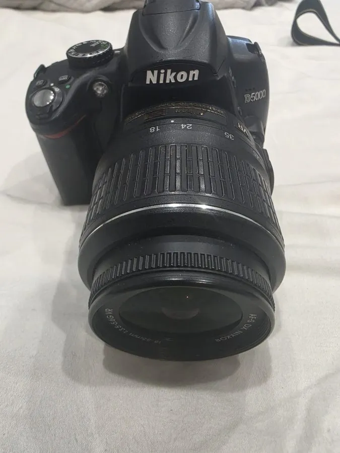Фотокамера Nikon D5000 12.3MP Digital SLR Camera & Flash Bundle plus Tripod