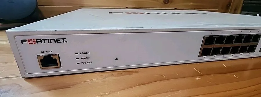 Коммутатор Fortinet FortiSwitch FS-124E-POE Ethernet Switch, 24-Port — фото лота 1