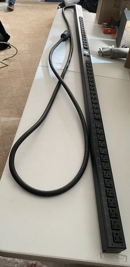 Блок розеток PDU APC AP7892 Switched Rack PDU 2G 30A 208V 24-Outlet 0U 70" w/ 12 — фото лота 1