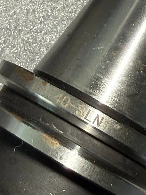 Режущий инструмент CAT40-SLN 1" End Mill Holder w/thru coolant pull tab — фото лота 1