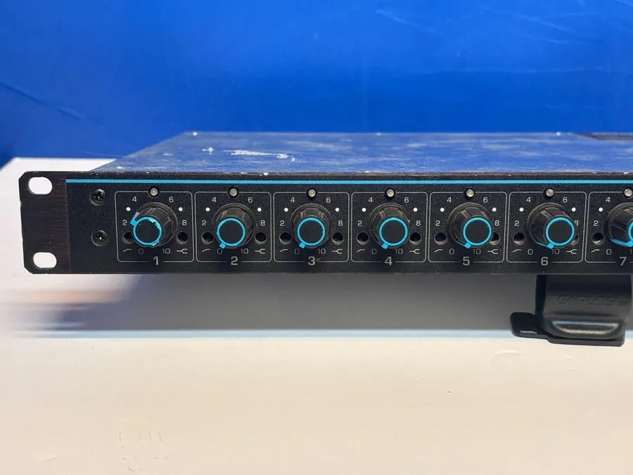 Микрофон Shure SCM810 8-Channel Automatic Microphone Mixer ( )