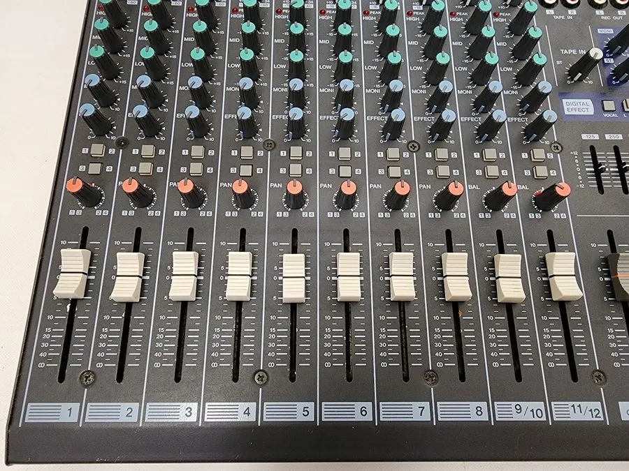 Микшерный пульт Yamaha MX12/4 12-Channel 4-Bus Analog Mixing Console DJ Audio 38