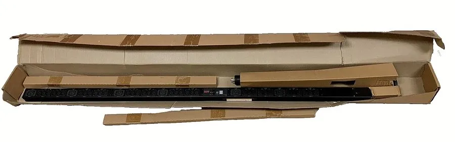 Блок розеток PDU APC AP7864 Rack PDU Metered 5.7kW 3PH 208V 16A 50/60Hz Power Un