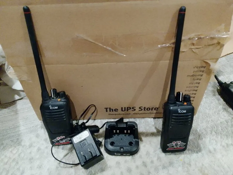 Зарядное устройство Pair of Icom IC-F1000 Handheld VHF Radios with P.C.I. Race R