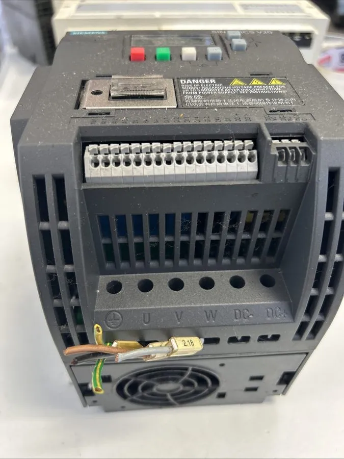 Частотный преобразователь Siemens SINAMICS V20 6SL3210-5BE24-0CV0 5HP 4kW 480V 3 — фото лота 1