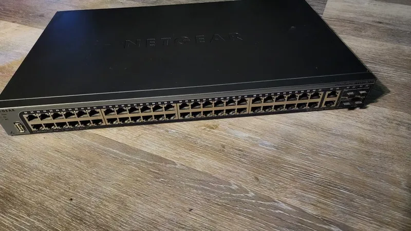 Коммутатор NetGear M4100-50G ProSafe 50 Port Managed Switch Gigabit L2+ Rackmoun — фото лота 1