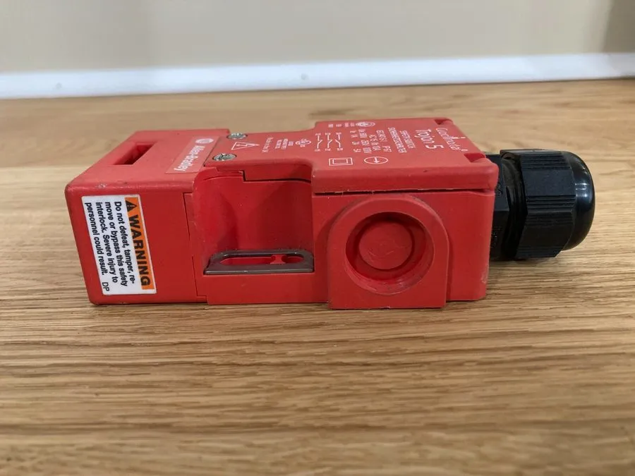Реле безопасности ALLEN-BRADLEY GUARDMASTER 440K-T11146 SAFETY SWITCH
