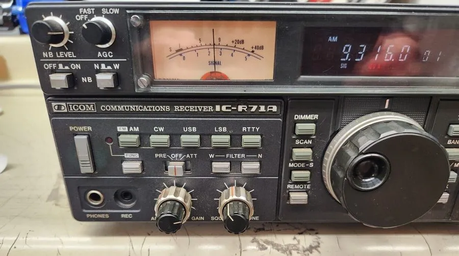 Радиостанция Icom IC-R71A Communications Receiver With CK70, Manual and Box