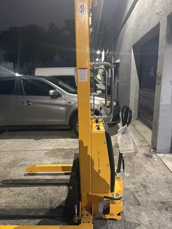 Оборудование Semi-Electric Straddle Stacker H-5440, 2200lb Capacity — фото лота 2
